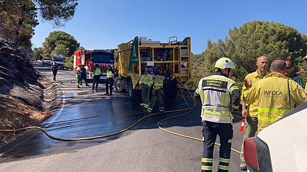 Efectivos del Infoca y Bomberos en uno de los puntos del incedio ya estabilizado en el Lagar de la Cruz
