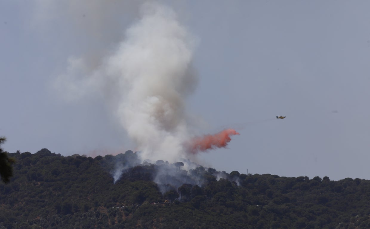Un avión descarga en la zona afectada por el fuego en la Sierra de Córdoba