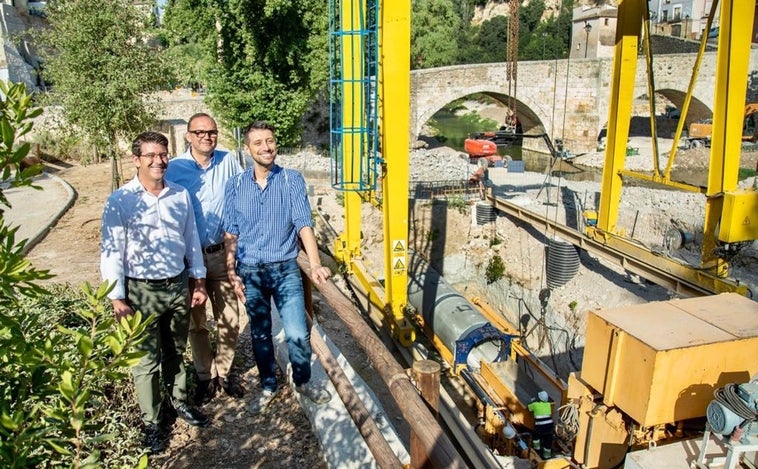 Jorge Rodríguez visita las obras que permitirán pasar el nuevo colector de Ontinyent por debajo del Pont Vell