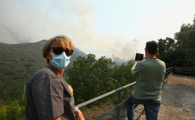 El incendio de Montes de Valdueza (León) avanza en tres frentes y se mantienen las evacuaciones en cinco localidades