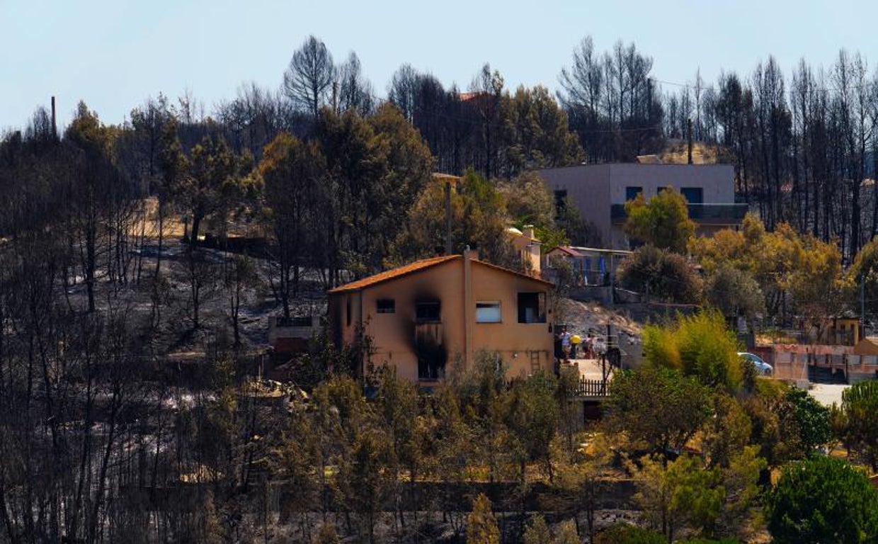 Detalle de una de las casas calcinadas en el incendio de Pont de Vilomara, que ha calcinado más de 1.700 hectáreas