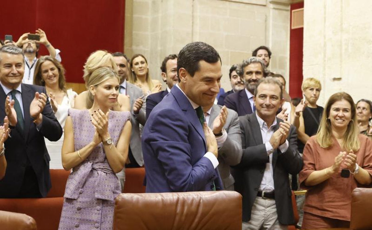 El presidente Juanma Moreno al final de la sesión de investidura. Con su esposa Manuela Villena en la tribuna de invitados