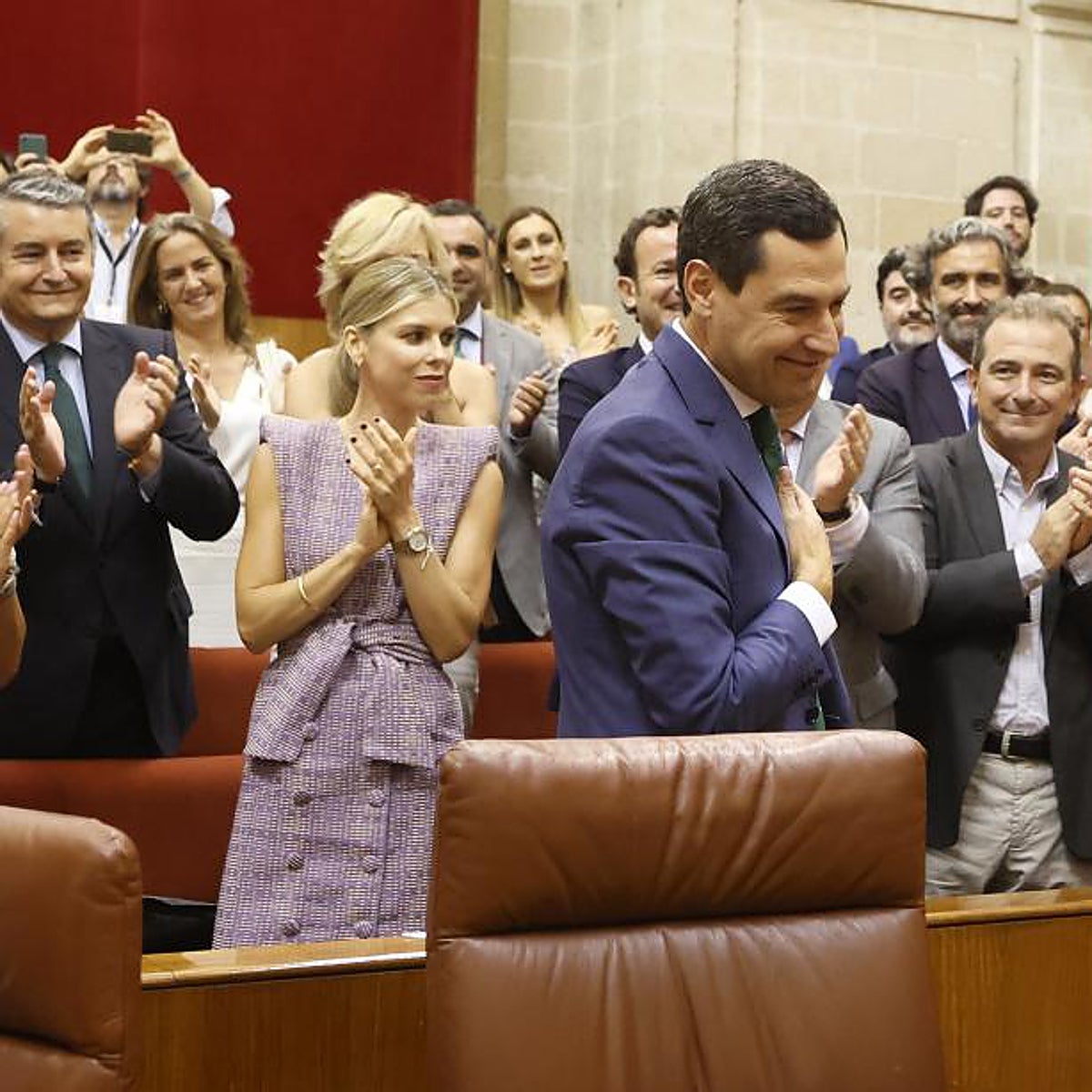 Juanma Moreno elige el diálogo en el pleno que lo inviste con mayoría absoluta