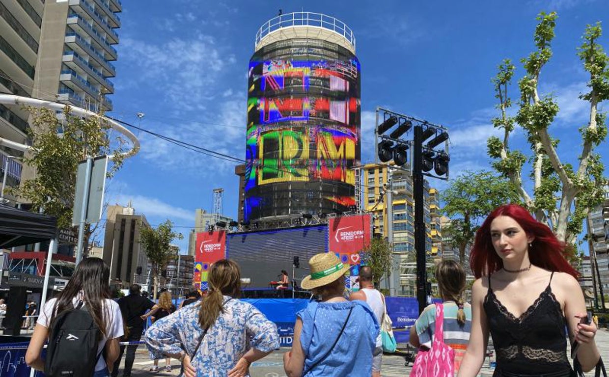 Turistas contemplan el hito de Benidorm
