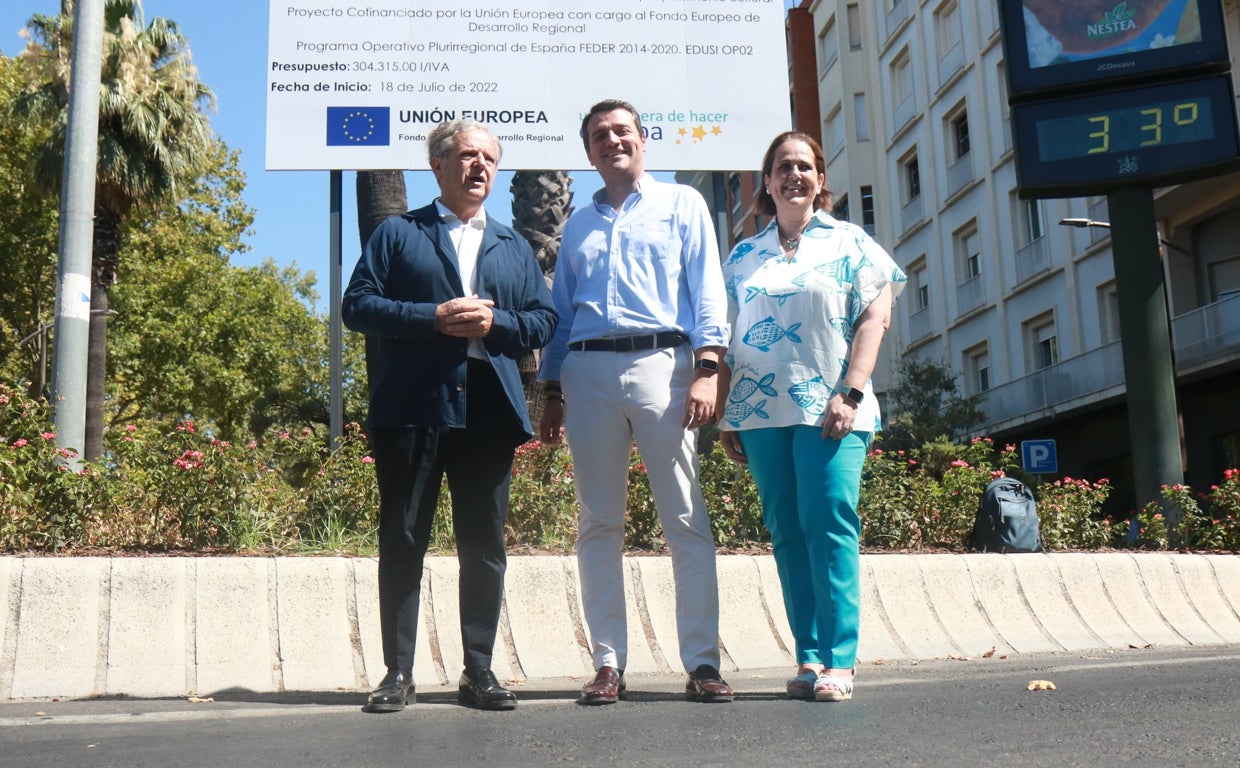 Salvador Fuentes, este jueves, en la avenida Cervantes junto a Bellido y Torrent