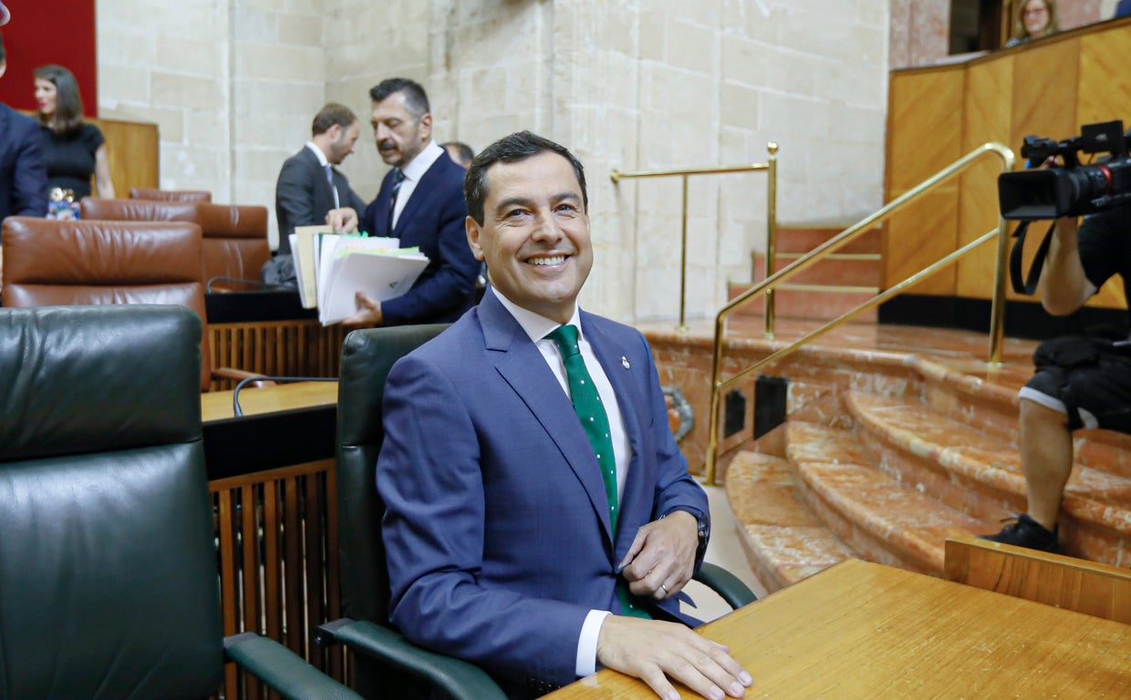 Juanma Moreno en su escaño como presidente el inicio de la sesión de investidura
