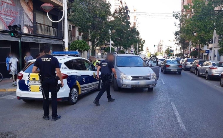 Atropella a un peatón y luego arrastra a un policía local que acudió tras el percance