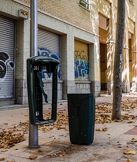 Imagen secundaria 2 - Restos de botellón (arriba) esta semana, en una de las plazas donde se reúnen los vecinos. Una papelera destrozada y, abajo a la izquierda, una docena de jóvenes en pleno botellón, de madrugada