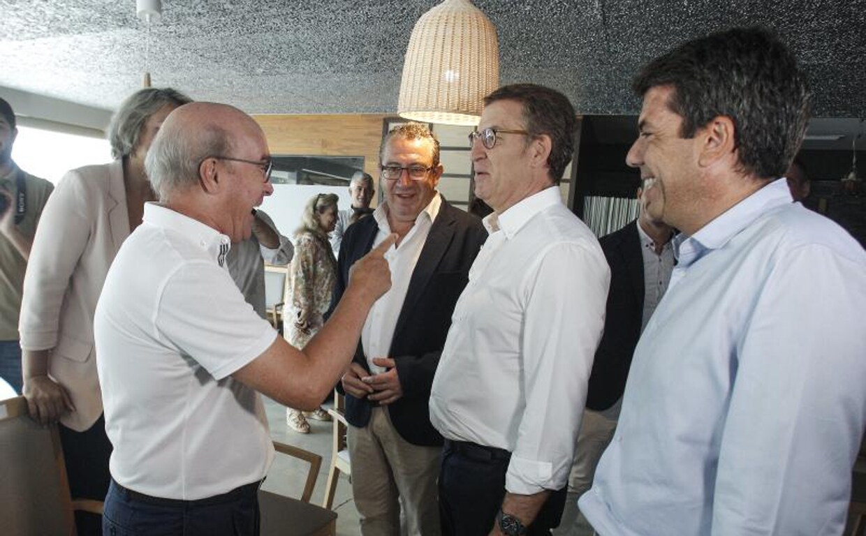 Feijóo saluda al presidente de los hoteleros de Hosbec, Toni Mayor, acompañado por Carlos Mazón y Toni Pérez, alcalde de Benidorm