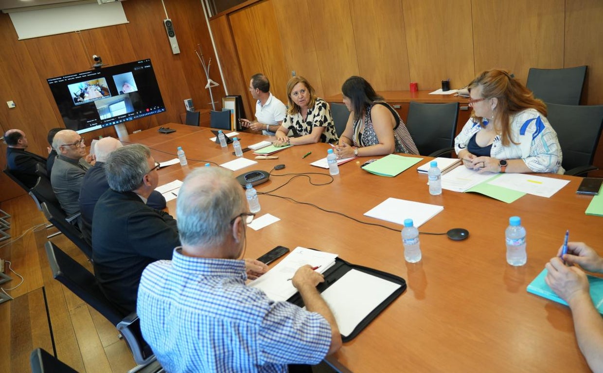 Un momento de la reunión, presidida por la consejera de Cultura y el obispo delegado de los Obispos