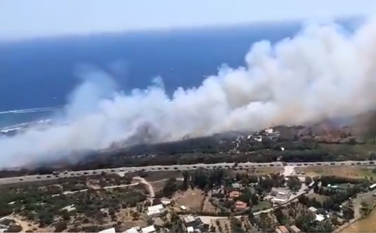 Estabilizado el incendio forestal declarado junto a la playa de Valdevaqueros en Tarifa