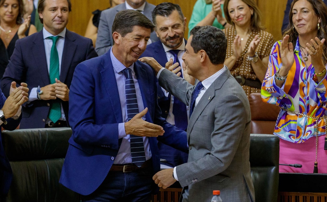 Juan Marín y Juanma Moreno, en el Parlamento andaluz