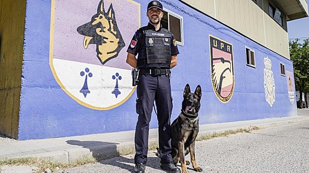 El inspector Alberto Sanz, con su perro, Alfa