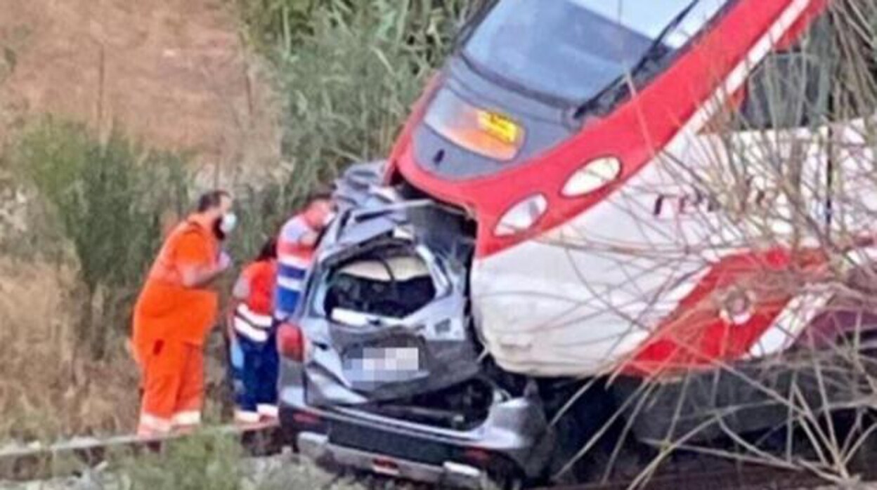 Muere una joven de 25 años tras ser arrollado su coche por un tren de cercanías en Álora (Málaga)