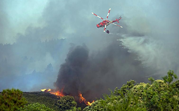 Un giro de viento descontrola el incendio de Los Realejos, con llamas de 60 metros de altura