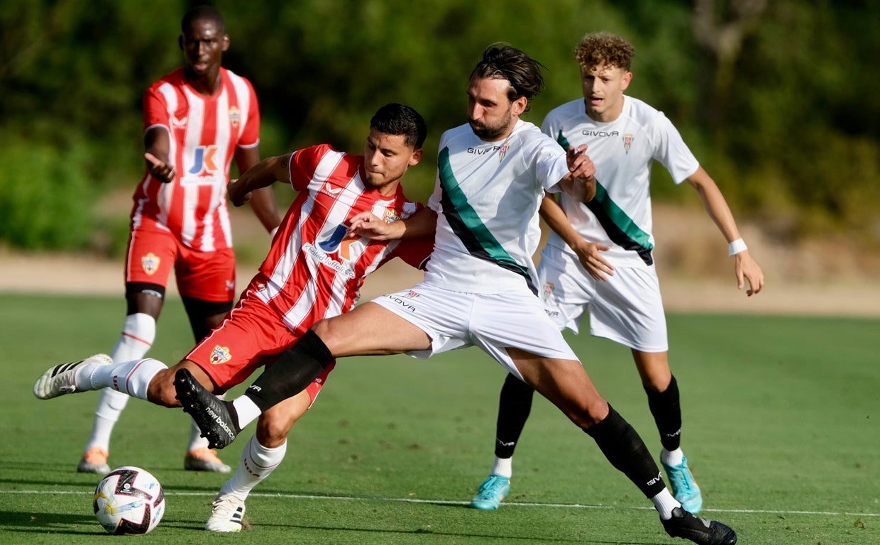 Álex Bernal lucha por el balón ante un rival del Almería