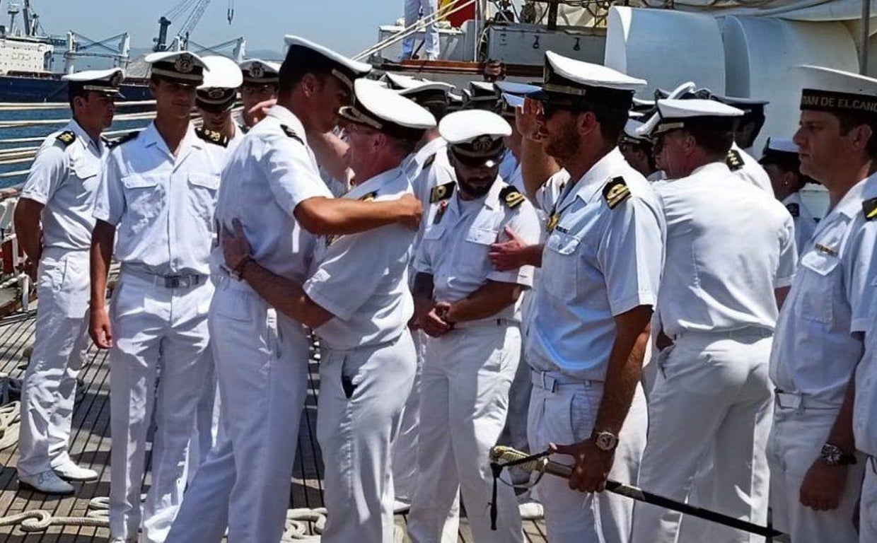 El comandante se despide de los guardiamarinas que finalizan su crucero a bordo, tras el atraque de Elcano en la Escuela Naval Militar (Marín) el 12 de julio
