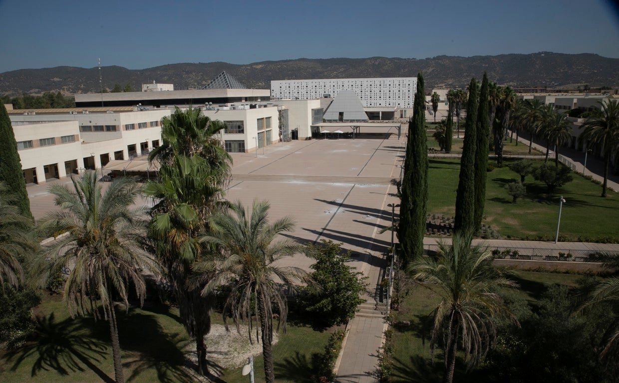 Patio central del recinto industrial de la joyería en Córdoba