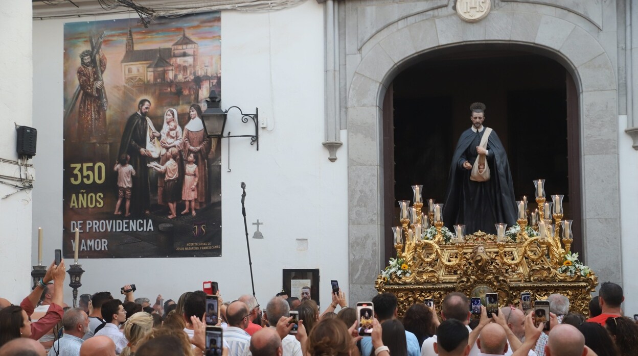 El padre Cristóbal lleva su ejemplo de entrega por las calles de Córdoba