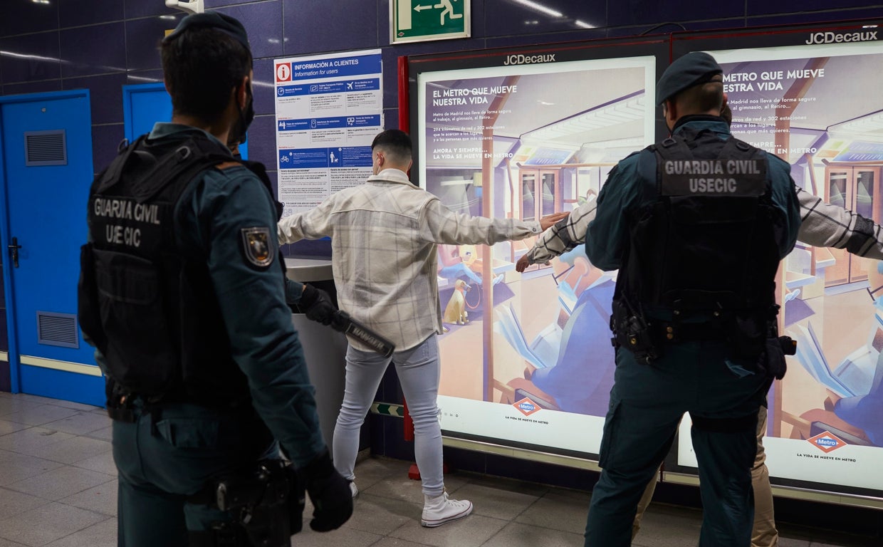 Control contra pandilleros de la Guardia Civil en Arganda del Rey