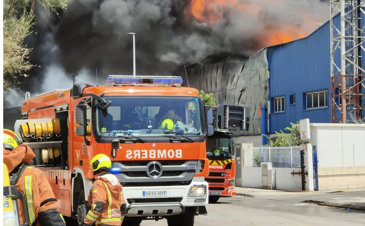 Bomberos en la zona del incendio de una nave industrial en Riba-roja