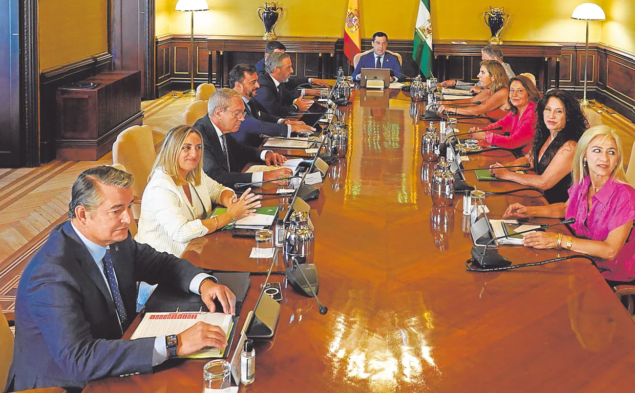 El Consejo de Gobierno con Juanma Moreno a la cabeza