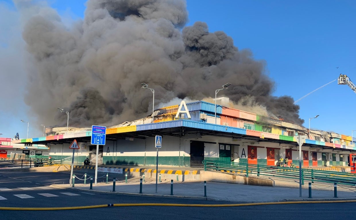 Los Bomberos del Ayuntamiento trabajan en la extinción el sábado, en Mercamadrid