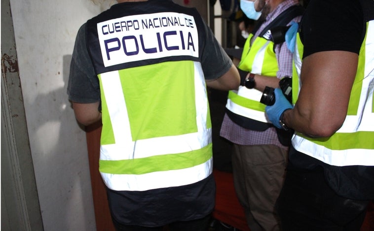 Intentan clavar un cuchillo en el abdomen a un policía nacional en un desalojo en Valencia