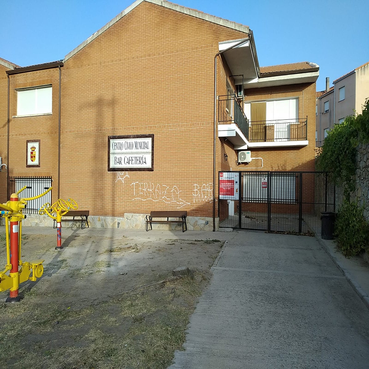 Cenicientos: La alcaldesa desvió dinero de inversiones al bar adjudicado «a dedo» a su primo