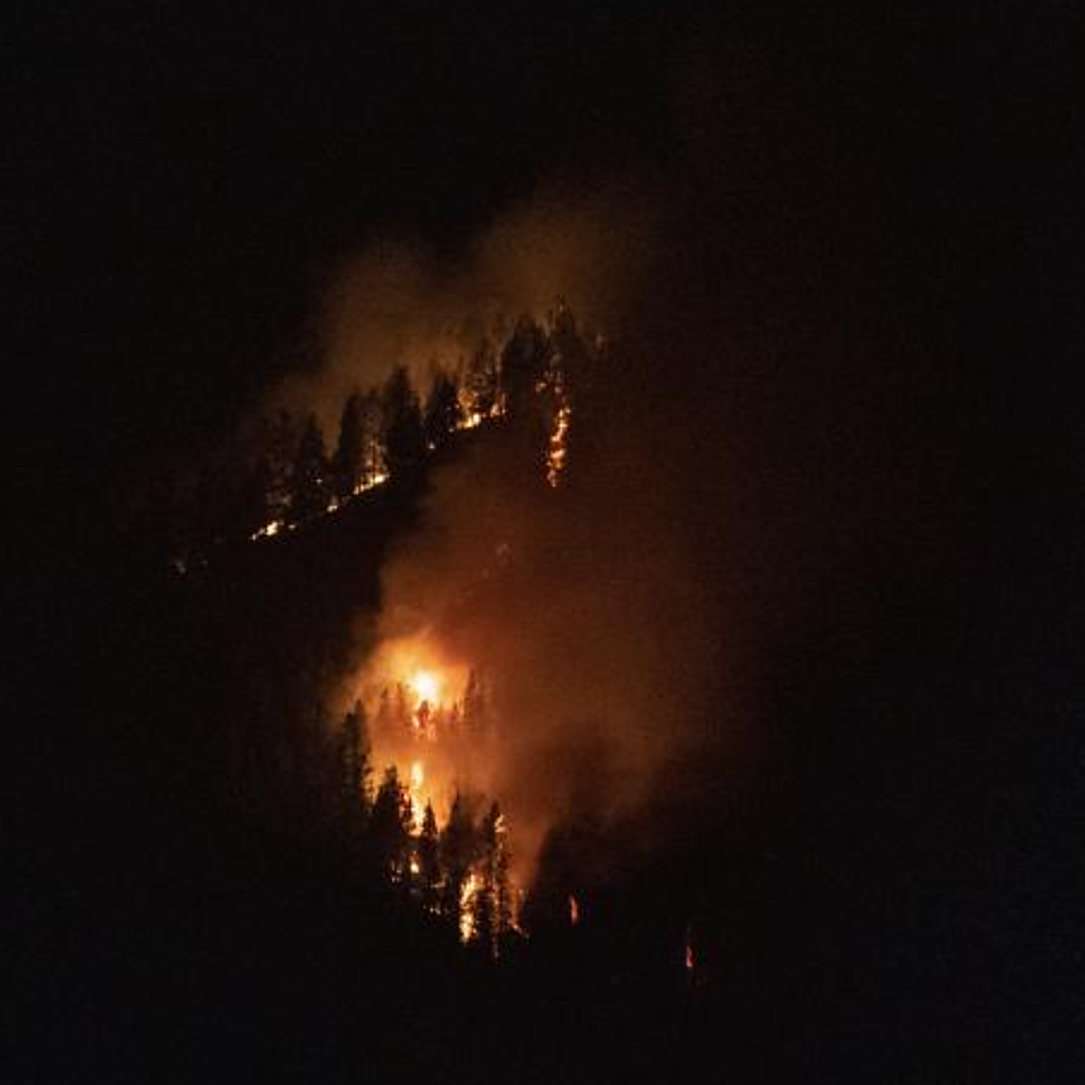 El incendio de Los Realejos se aísla en La Fortaleza, a los pies del Teide