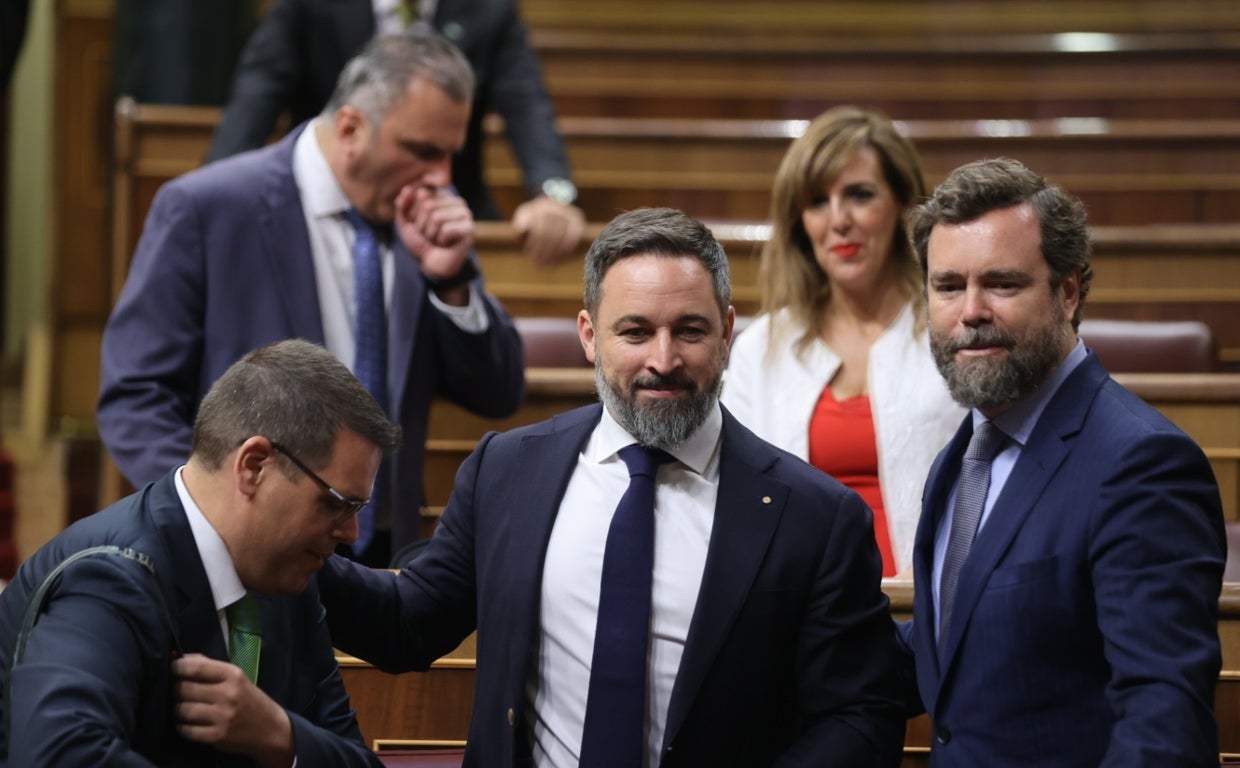 Santiago Abascal, rodeado por sus diputados, en el último pleno celebrado en el Congreso