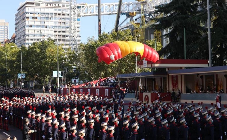 Robles sopesa sacar de Madrid el desfile del Día de la Fiesta Nacional