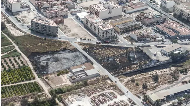 Descampado afectado por el incendio en el núcleo urbano de Albatera, en Alicante