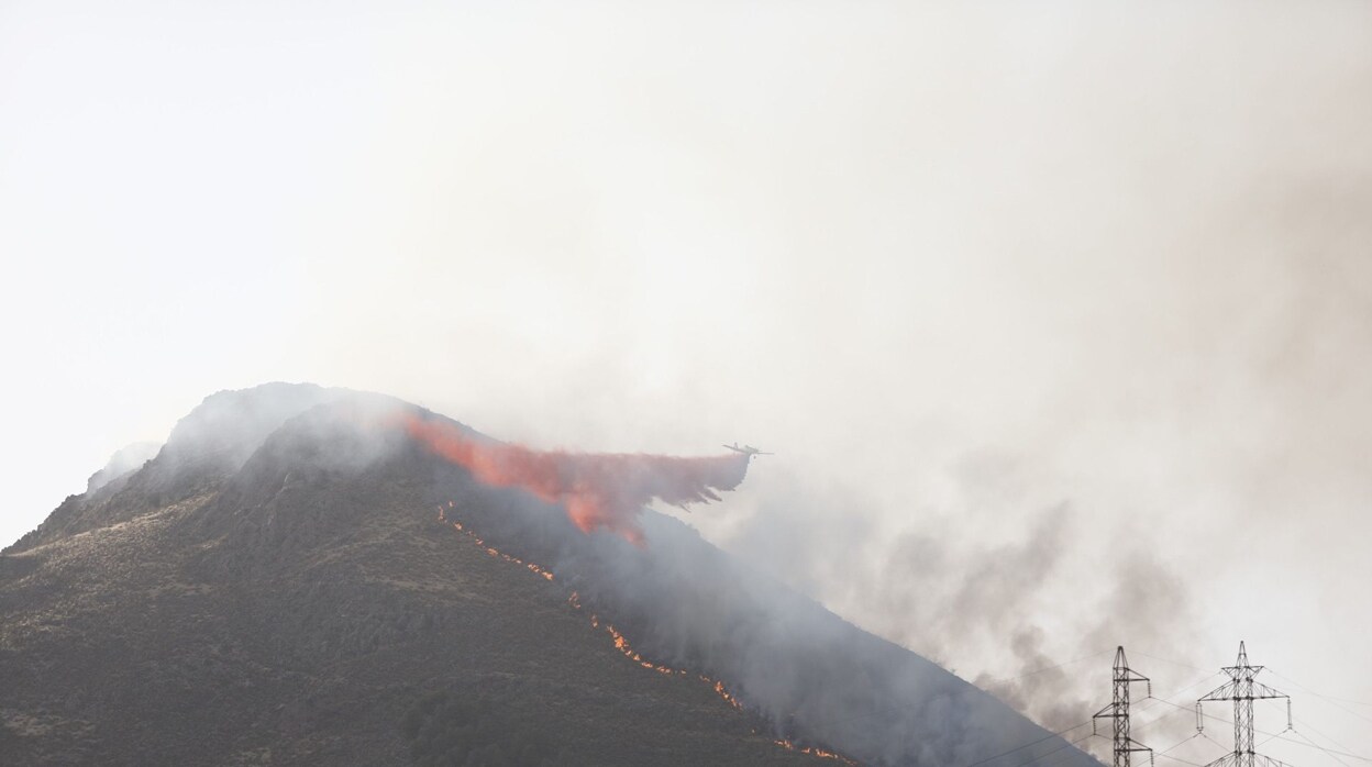 El incendio de Pinos Puente (Granada) baja a nivel 0, pero sigue activo y se extiende hacia Sierra Elvira