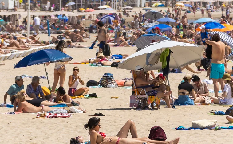 En qué playas está prohibido fumar en la Comunidad Valenciana y en cuáles te pueden multar