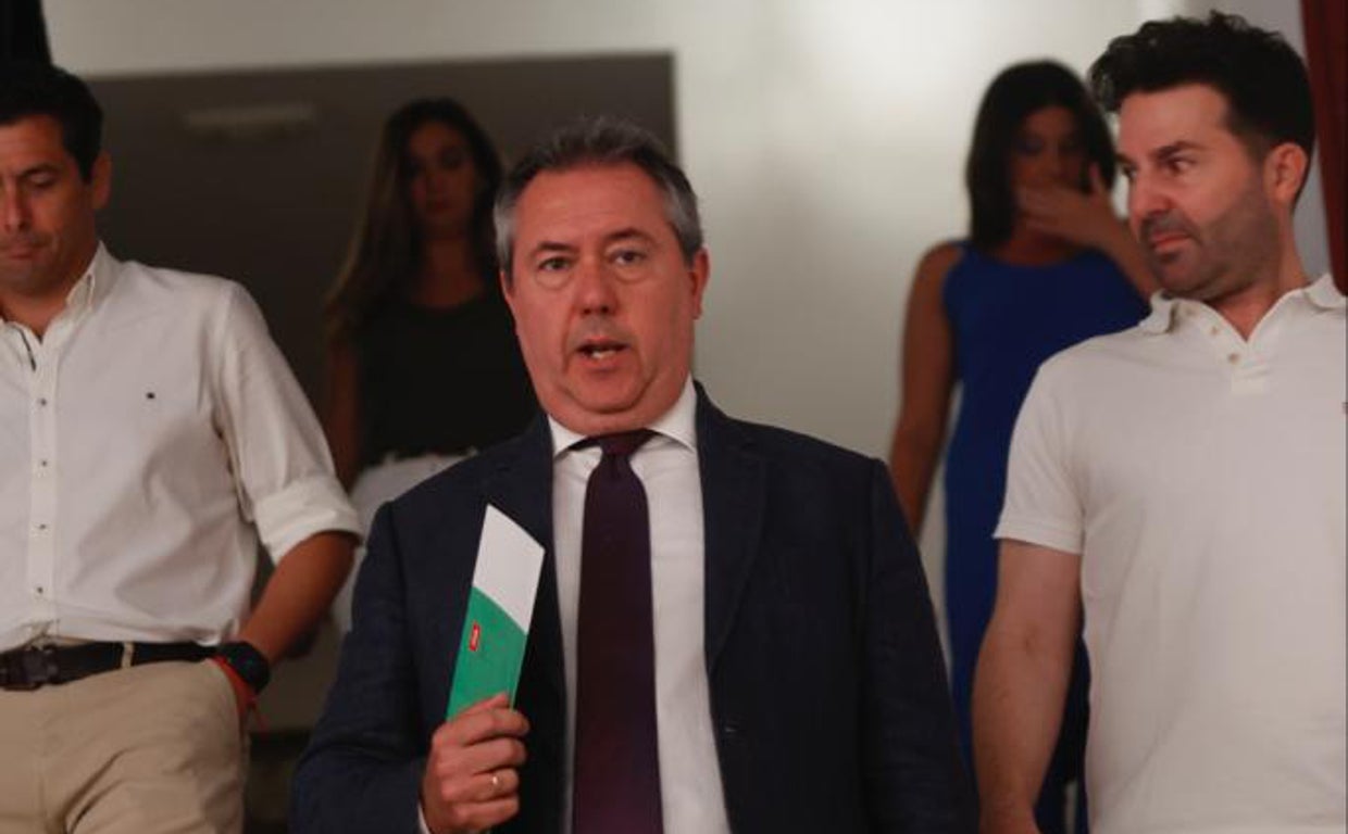 El secretario general del PSOE, Juan Espadas, junto a su secretario de Organización en la sede del partido