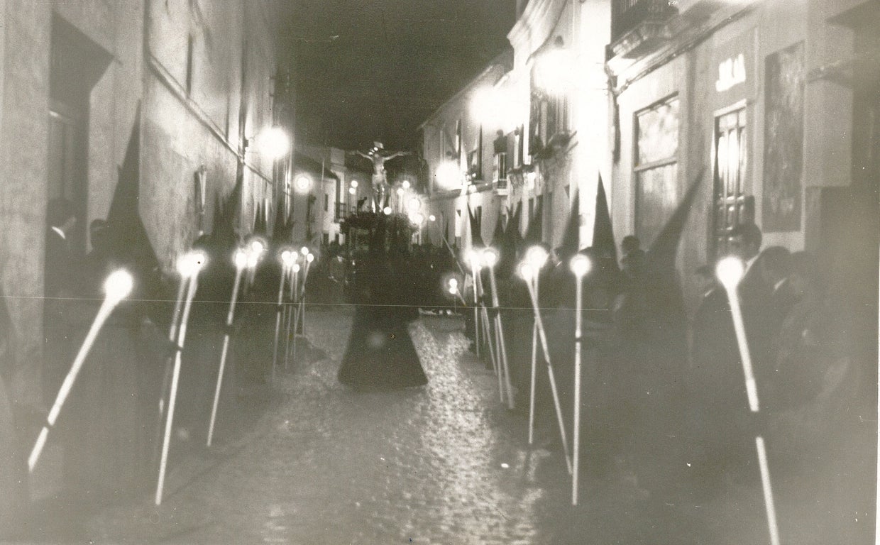 El Cristo de las Penas, en la calle Agustín Moreno en una de sus primeras salidas
