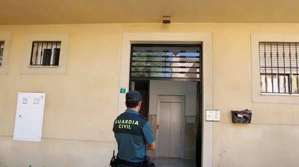 Las autoridades detienen a un prófugo albanés que llevaba una pistola casera en Roquetas de Mar