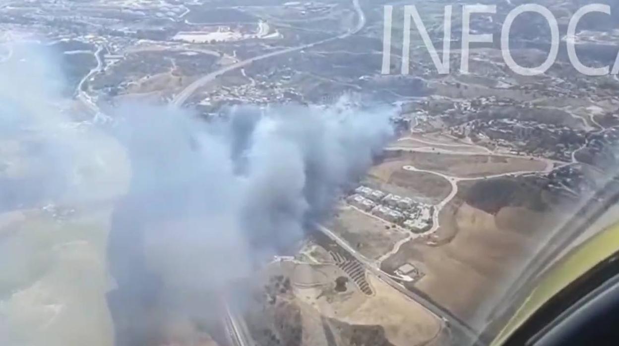 El tercer incendio en once días en Mijas obliga a cortar la autopista y genera ya los primeros desalojos