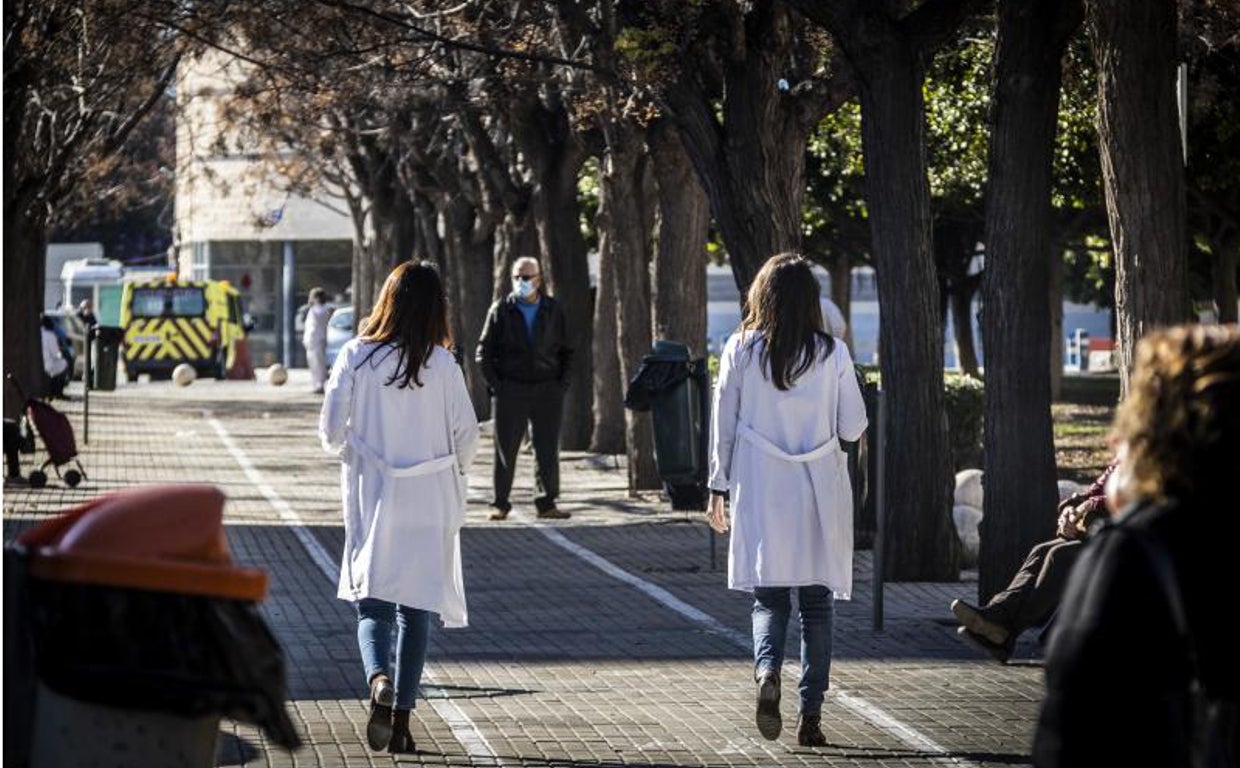 Personal sanitario en las inmediaciones de centro médico en Alicante