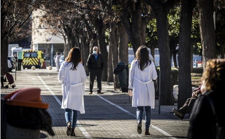 Un paciente pega a una enfermera y a una médico porque no le atendieron sin cita en Alicante