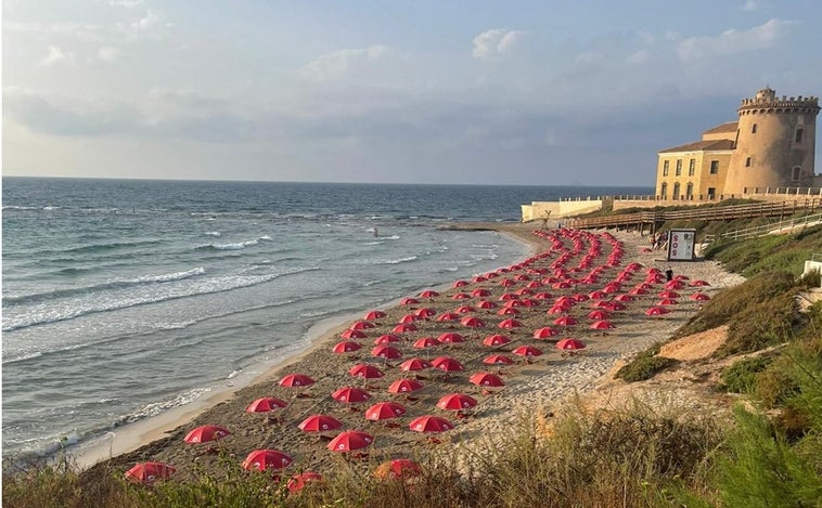 Una empresa regala 600 sombrillas plantadas en dos playas mediterráneas por la ola de calor