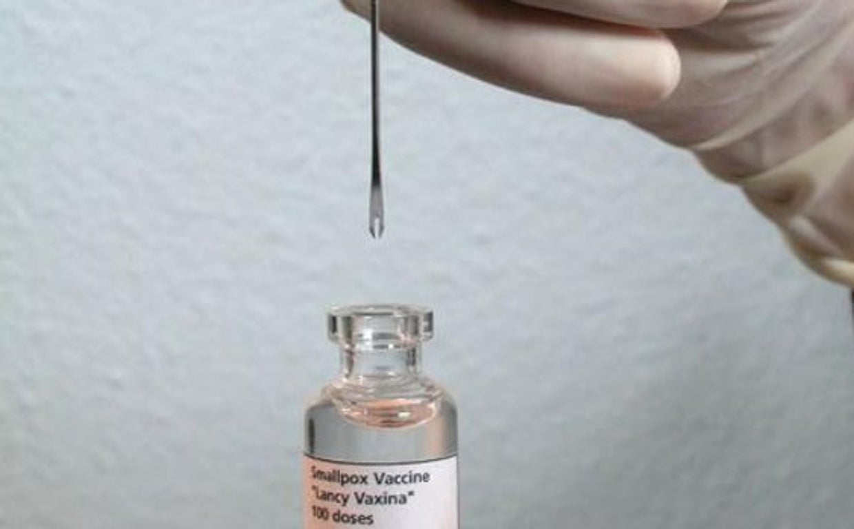 Vial con vacuna contra la viruela del mono