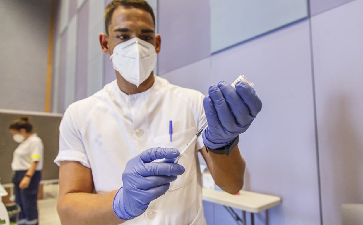 Sanitario prepara un vial en el centro de vacunación de Meloneras (Gran Canaria)