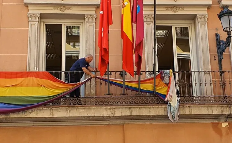 Vox logra que se retire la bandera LGTBI del edificio de grupos del ayuntamiento y pide quitar la de Ucrania