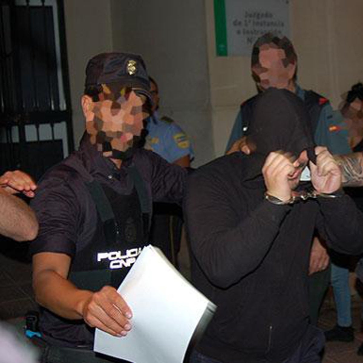 De violación a abusos, de 30 años de cárcel a sólo dos (y sin entrar): así es la condena a los policías locales en Estepona