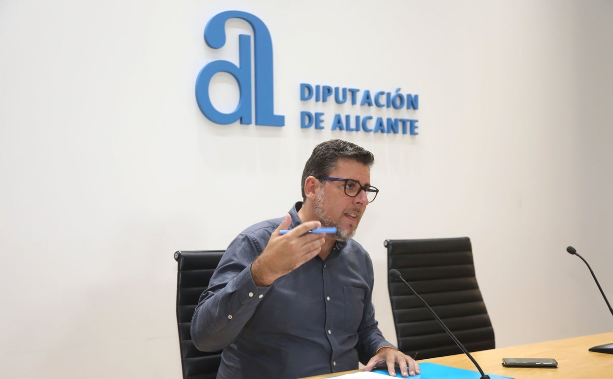 El diputado provincial de Infraestructuras, Javier Gutiérrez, informando de las ayudas energéticas