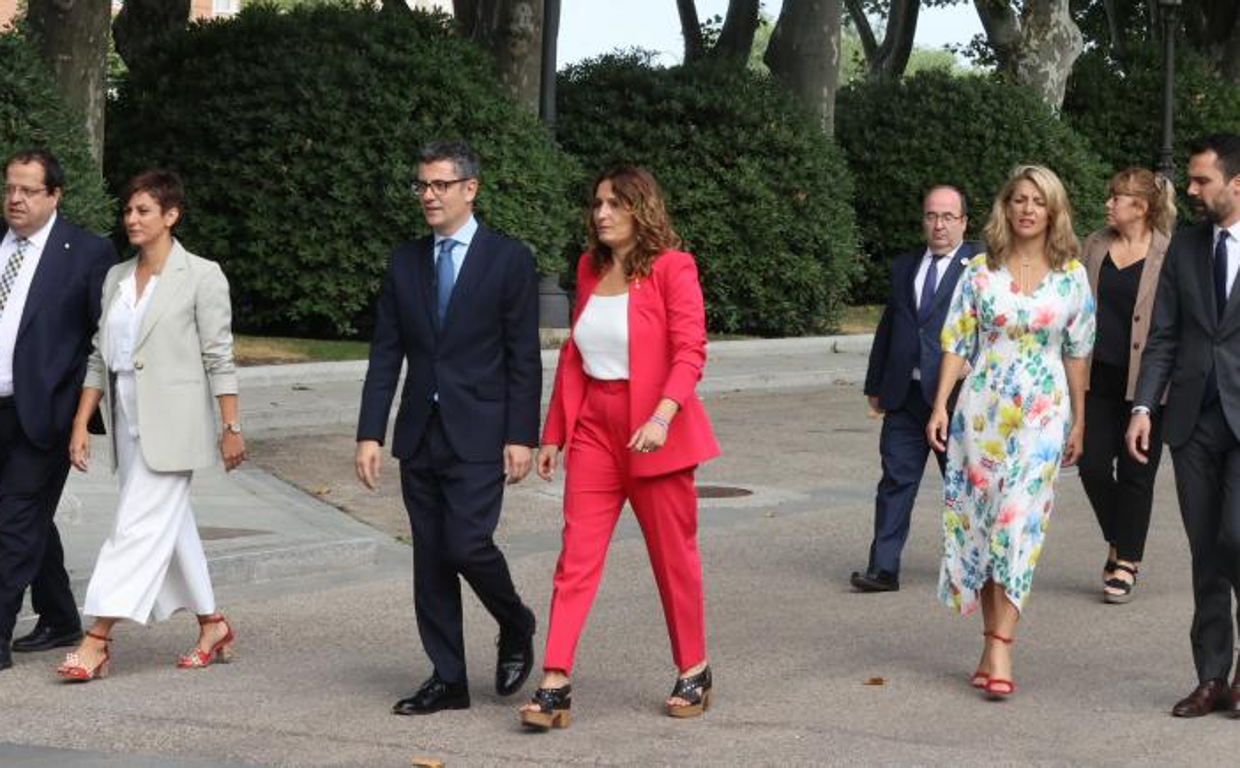 Las dos delegaciones, antes de la reunión de hoy, paseando por los jardines de la Moncloa