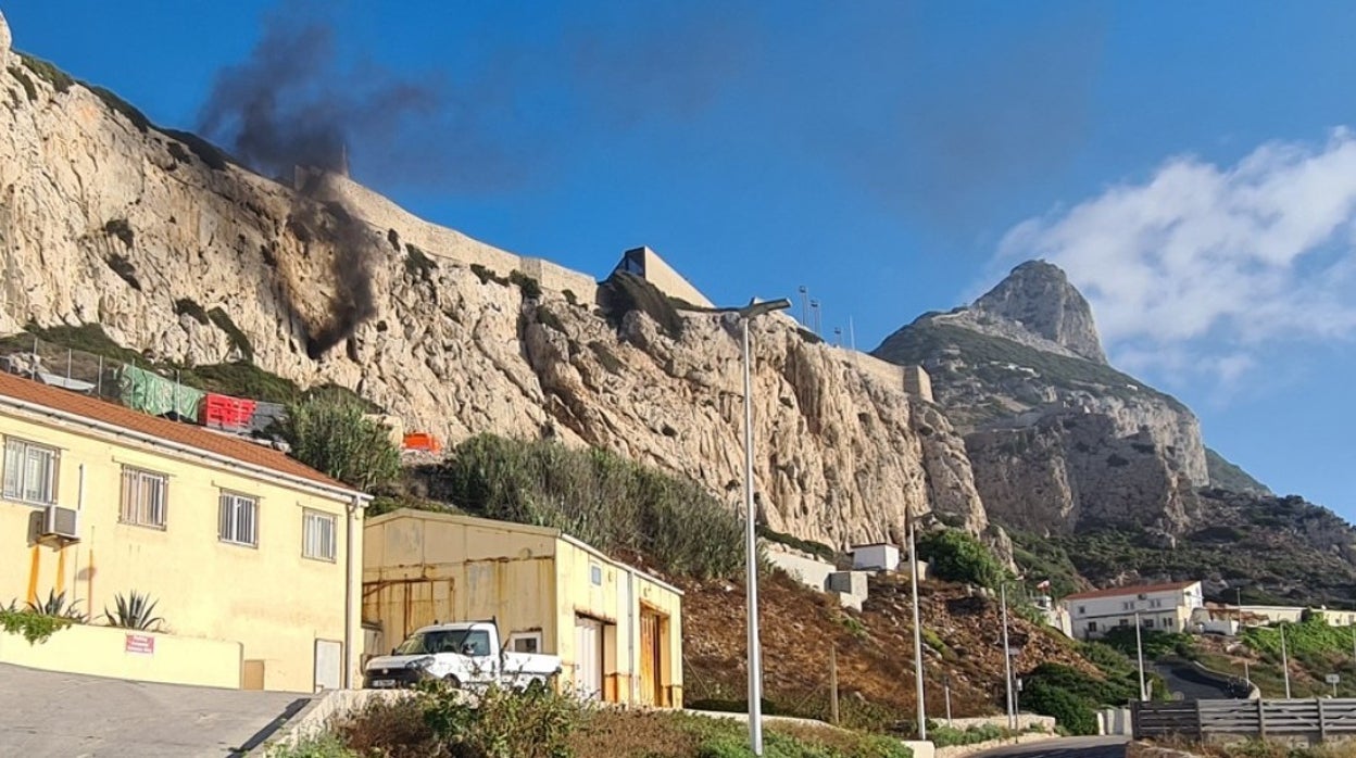 Continúa activo el incendio en uno de los túneles del peñón de Gibraltar