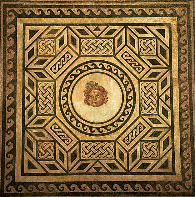 Mosaico de Medusa, con la cabeza del mítico personaje